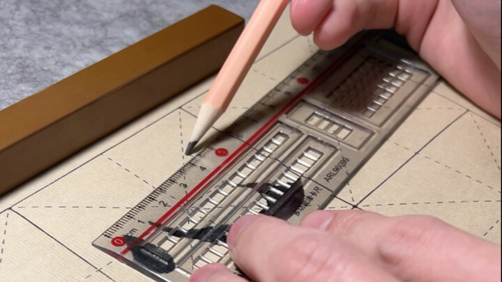 قال المعلّم إنّه لازم نتدرّب على كتابة الحروف كثيرًا وننتبه إلى المسافات بين الحروف.