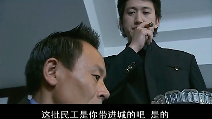 رئيس العصابة يعقد اجتماعًا ويكتشف أن أحد أعوانه يختلس رواتب العمال المهاجرين، فيلتقط منفضة السجائر و