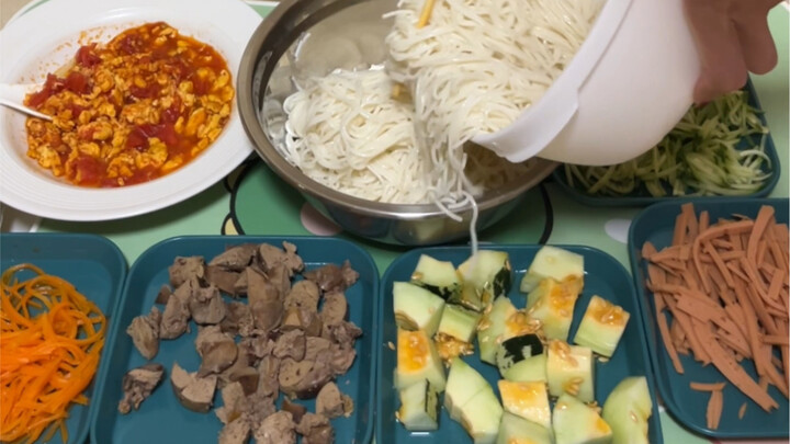 Whose puppy eats braised noodle with six side dishes!