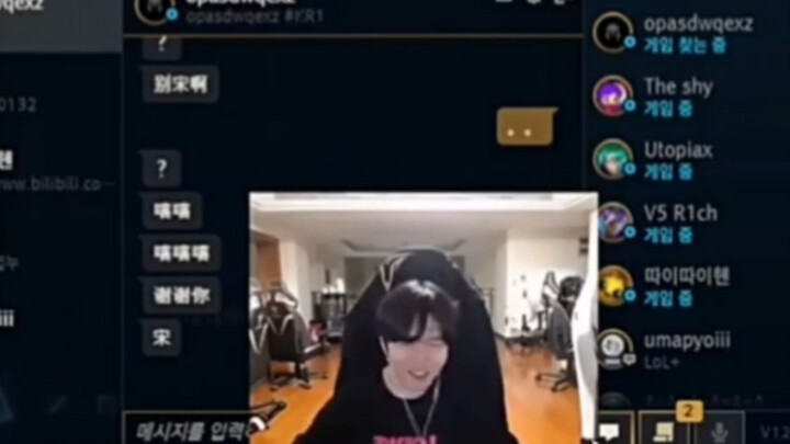TheShy, Jackeylove, dan Xiaoyu terjatuh ke dalam air, siapa yang akan diselamatkan Rookie terlebih d