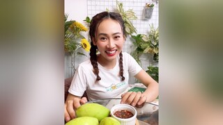 Thử thách ăn xoài non chua chấm mắm ruốc. trucmay amthuc#amthuctiktok#food#anxanhuongsach#monngontainha#hài#trolls#Vlog#ancungtiktok