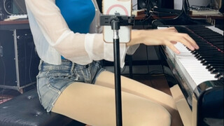 Nữ ca sĩ cao 190cm mặc tất da màu đang biểu diễn "Sen đỏ" — Thanh Gươm Diệt Quỷ