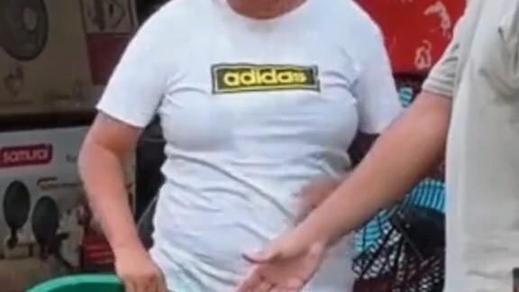 Hai chàng trai Mỹ Latinh trêu chọc bà bán hàng rong 🤡