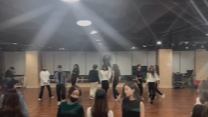250228 Cosmic Girls "Love Shot" practice video behind the scenes