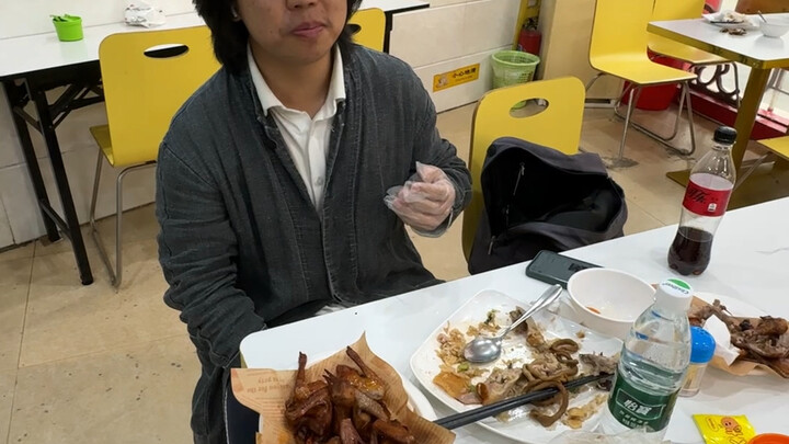 上海大少，一来就给288说随便上，后面给他退款140，他又给了一张20欧元+140给我们，今天这个钱少爷是给定了，#广式烧腊 #美食