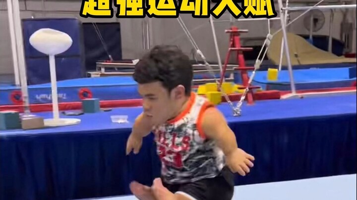 Philippine internet celebrity Gigi, who is under 1 meter tall, has a lively personality and exceptio