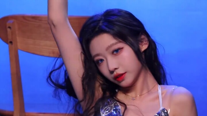 Welcome to the mermaid princess–style water stage performance by a little idol from China’s entertai