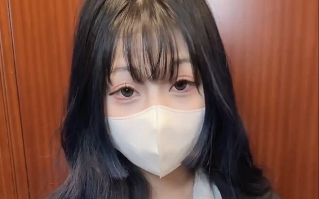 What should you do when you encounter a beautiful girl in the elevator?