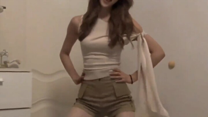 Vừa cất cánh thì em gái đã vào rồi.