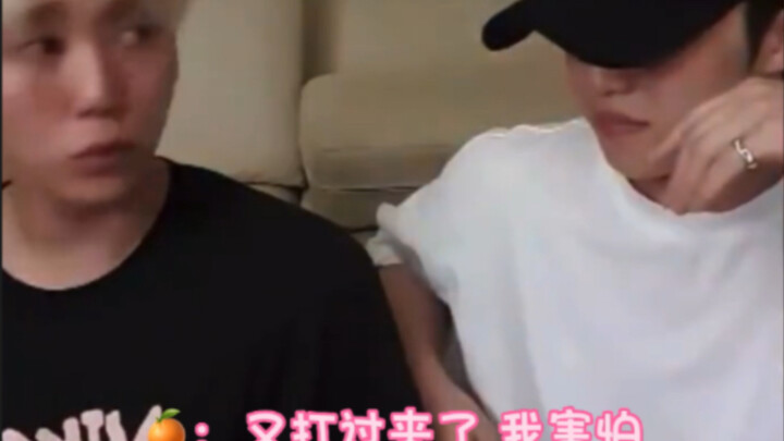 شينغ كوان ما يجرؤ يرد على المكالمات (بيظنها مكالمات معجبين مزعجة) فتشي لي بيساعده ويروح يرد على التل