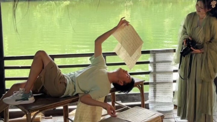 Saya meminjam buku fotokopi dari fotografer dan dia memberi saya satu set foto Jiangnan yang rusak.