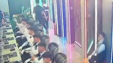 行为艺术，科目三正规军在网吧练舞，这该死的仪式感