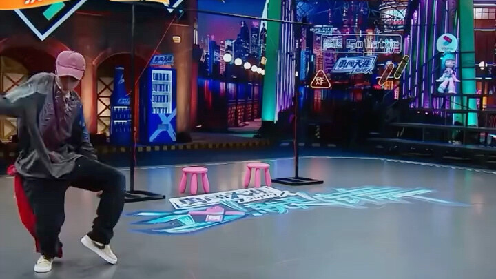 一段在休息時的即興freestyle，實力強得可怕！هذا هو الرقص في الشوارع!!