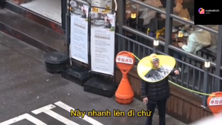 Mang những chiếc ô kì lạ khi ra đường #haihuoc