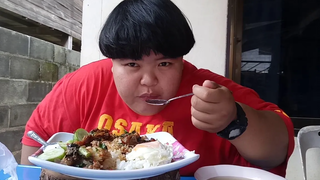 กะเพรารวม มีเนื้อเปื่อยนำไข่ดาวเยิ๊มๆ แซ่บคัก