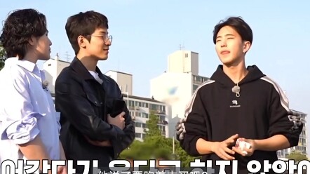 Bo used the black card Teacher Li gave her to buy bubble solution, hahaha!