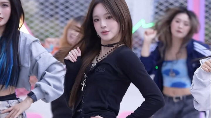 يوجد بالفعل من يُقبّل علنًا على المسرح خلال مهرجان موسيقى النخبة... في الحقيقة، إنه يقفز ليُقبّل الش