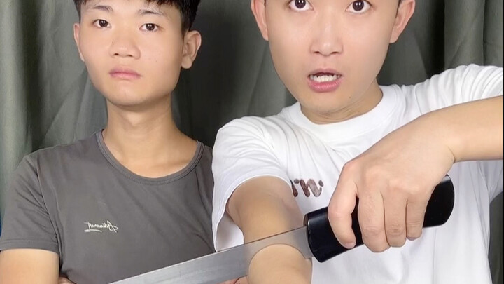 Anh em thân thiết nhíu mày một cái, vạch trần ngay tại chỗ!