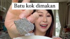 Aneh aneh lagi kan , Batu mau dimakan …. Bukan yah ini tuh garam , memang mirip batu banget lho …