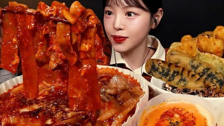 【Boki Chinese Subtitles】Kimchi pork pasta paired with some fried snacks is the best!