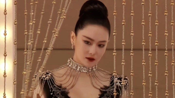 GQ's MVP of "Lifting the Beaded Curtain"—turning her head, pausing, and raising her eyes! That disda