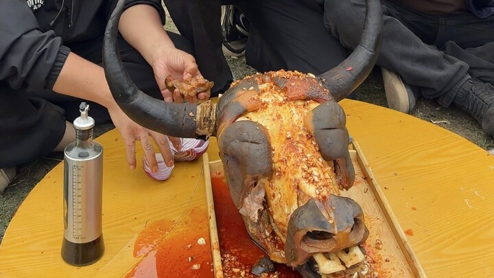 This way of eating ox head is just too satisfying!