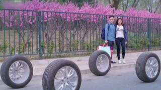 Bộ sưu tập những tên trộm xe hài hước: Dapeng dừng xe để mua đồ, khi quay lại chỉ còn 4 bánh xe chờ 