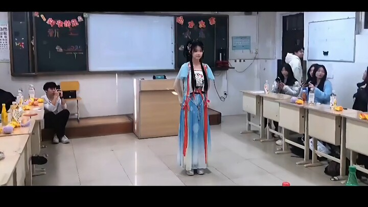 High School Student Performs the “Ji Mingyue” Fan Dance