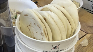 A Xi'an local shows you how to eat mutton soup with steamed buns! Here's how everyone knows how to e