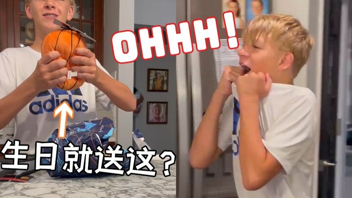 I want to cry with him across the screen——When the boy received his dream birthday gift