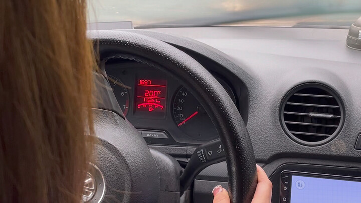 Mengemudi saat hujan, penggunaan wiper dan defogger