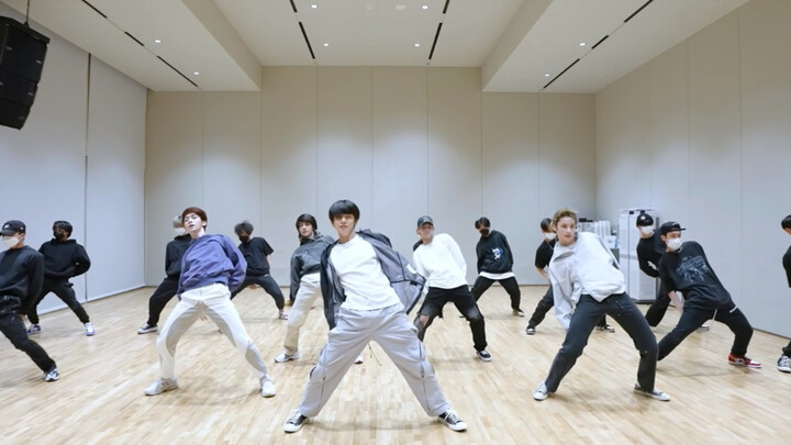 إصدار استوديو التدريب لرقصة TXT السحرية - أريد بنطالاً رماديًا، أريد بنطالاً رماديًا!