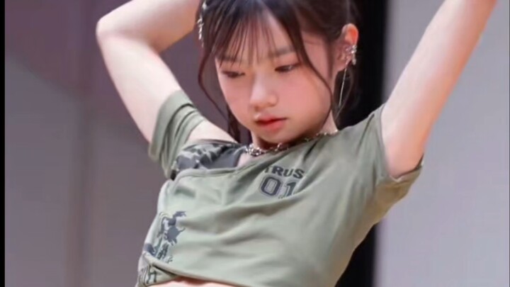 有点可爱的萌妹子即兴舞蹈