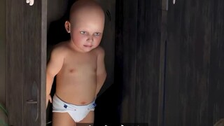 小男孩故意砸坏价值数千元的玻璃