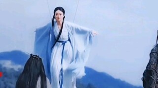 The slender waist dances with the spear, the black hair cuts off the delusion, she is not a concubin