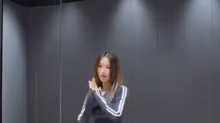 การสอน "Debut" ที่เปี่ยมพลังและมีสไตล์ของ KATSEYE