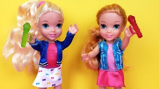 SINGING competition ! Elsa and Anna toddlers - Barbie is judge - contest