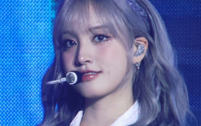 Snagging five hot posts with her beauty—let’s check out Liz’s stunning big-screen looks!