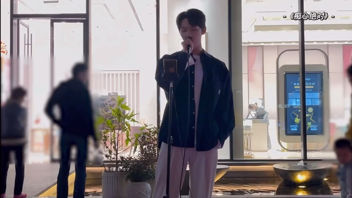 Văn Tuấn Huy hát hit “Dị Tâm Tuyệt Đối” trên phố, đừng đẹp trai quá thế chứ!