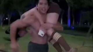 Con trai khi ra ngoài nhất định phải bảo vệ tốt bản thân nhé