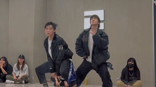 นี่คือดูโอ้ตลกสบายๆ ที่หันมาใช้ท่าเต้นแนว Swag