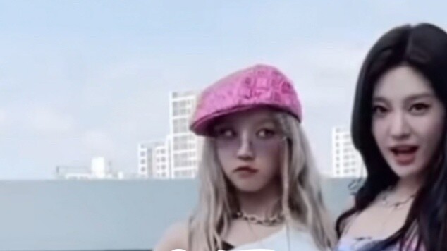 I've never seen this before! Chinese line teamed up to shoot a dance, and these two pairs of shoes a