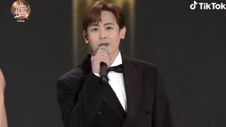 MC Nichkhun’s cut from the 37th Golden Disc Awards—Kun really is looking pretty handsome!