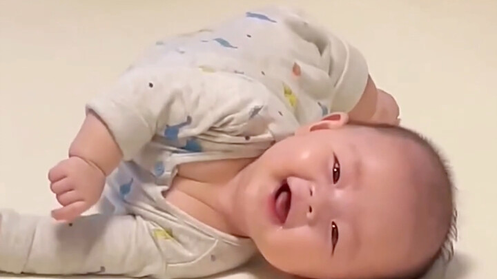 الطفل يبتسم لي بعينين ثابتتين، ما أقدر أمنع نفسي من ضمه وتحطيمه بالقبلات!