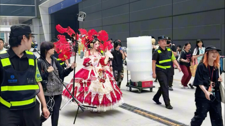 What kind of look prompted the organizers to call in a team of security guards?