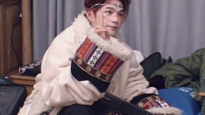 The camera pans, and a super-cute creature appears—Kai Kai’s eyes are absolutely huge!!