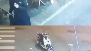 Tôi đang ăn ở ngoài thì có người giật lấy bàn của tôi và bắt đầu đánh nhau.