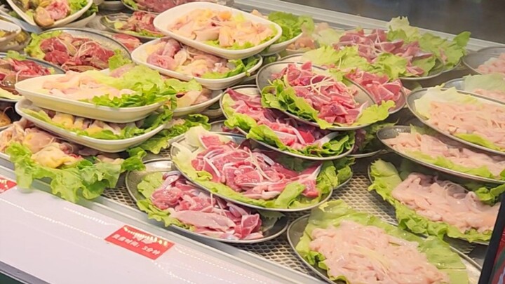 At 53 yuan, I dined at the No. 1 food stall—ordering a small portion of fresh meat was quite satisfy