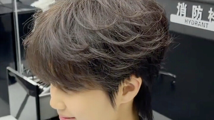 ผมซอยสั้นแบบไม่เป็นระเบียบที่เดินยิ้มออกจากร้านตัดผม