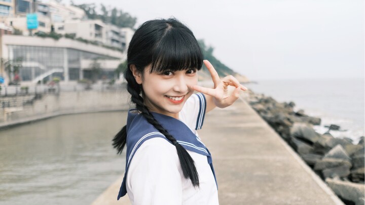 The girl with braids dances to "Marine Dreamin'"! A vertical screen takes you back to the old days o